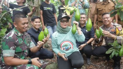 Penanaman Pohon Serentak se-Indonesia 2025, Bupati Ela : Menanam Pohon Adalah Menanam Masa Depan